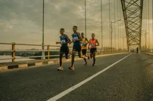 4 Läufer auf einer Brücke